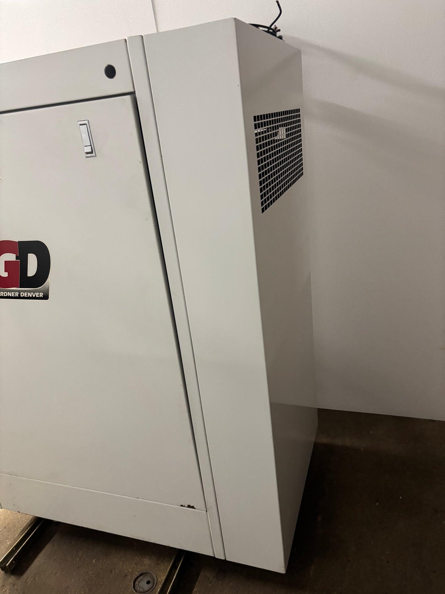 Gardner Denver Model EFC99A 20 HP Rotary Screw Air Compressor (2000) - Michigan