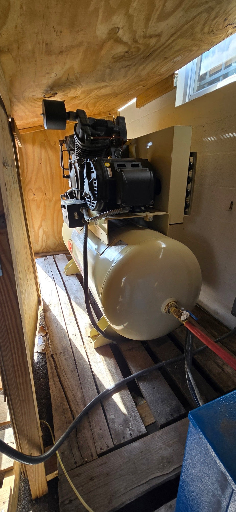 Ingersoll Rand 15 HP 2 Stage Horizontal 120 Gal 50 cfm 175 psi Electric Air Compressor  (2024) - Michigan