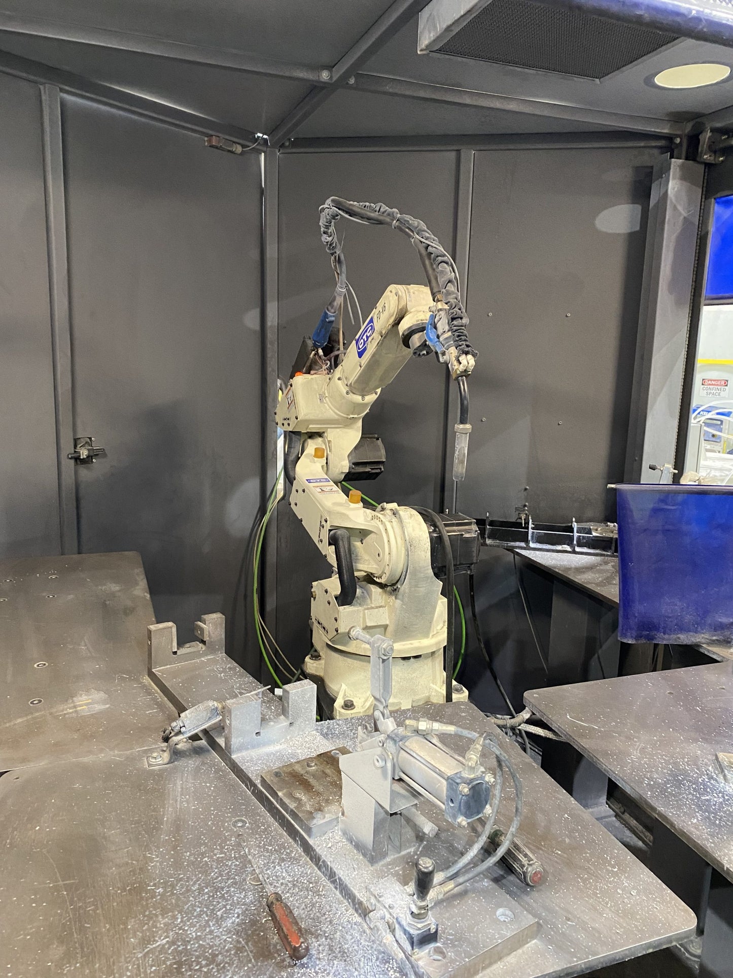 OTC Welding Robot with Controlling Center & Weld Cell